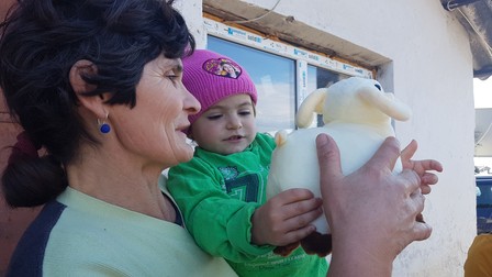 Aurelia îi arată Paraschivei o oaie de jucărie