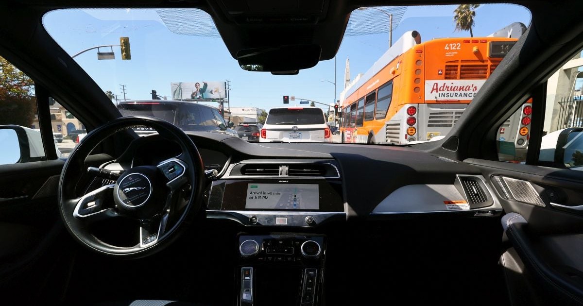 Un robotaxi circulă pe o stradă aglomerată din Los Angeles, SUA, 14 martie 2024