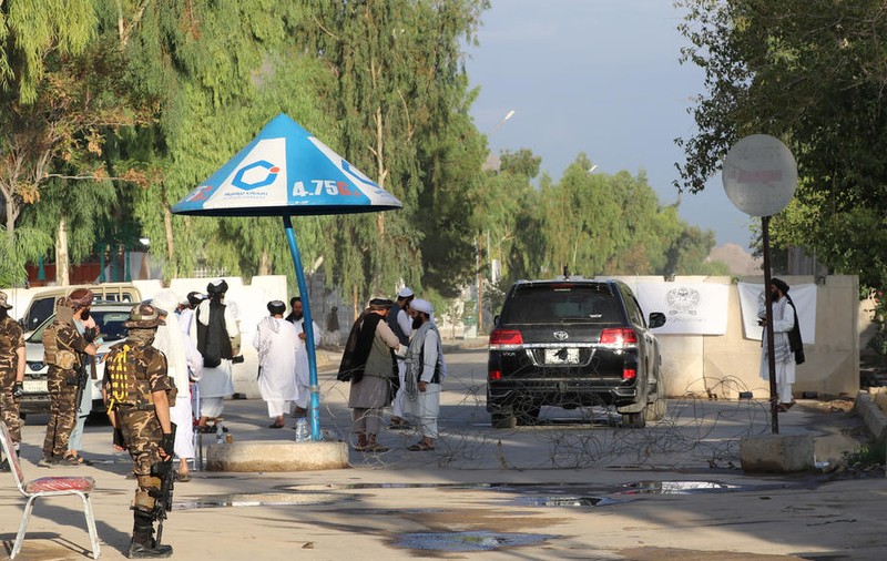 Cel puțin 18 morți, printre care și un cleric apropiat talibanilor, după ce o bombă a explodat într-o moschee din Afganistan - VIDEO