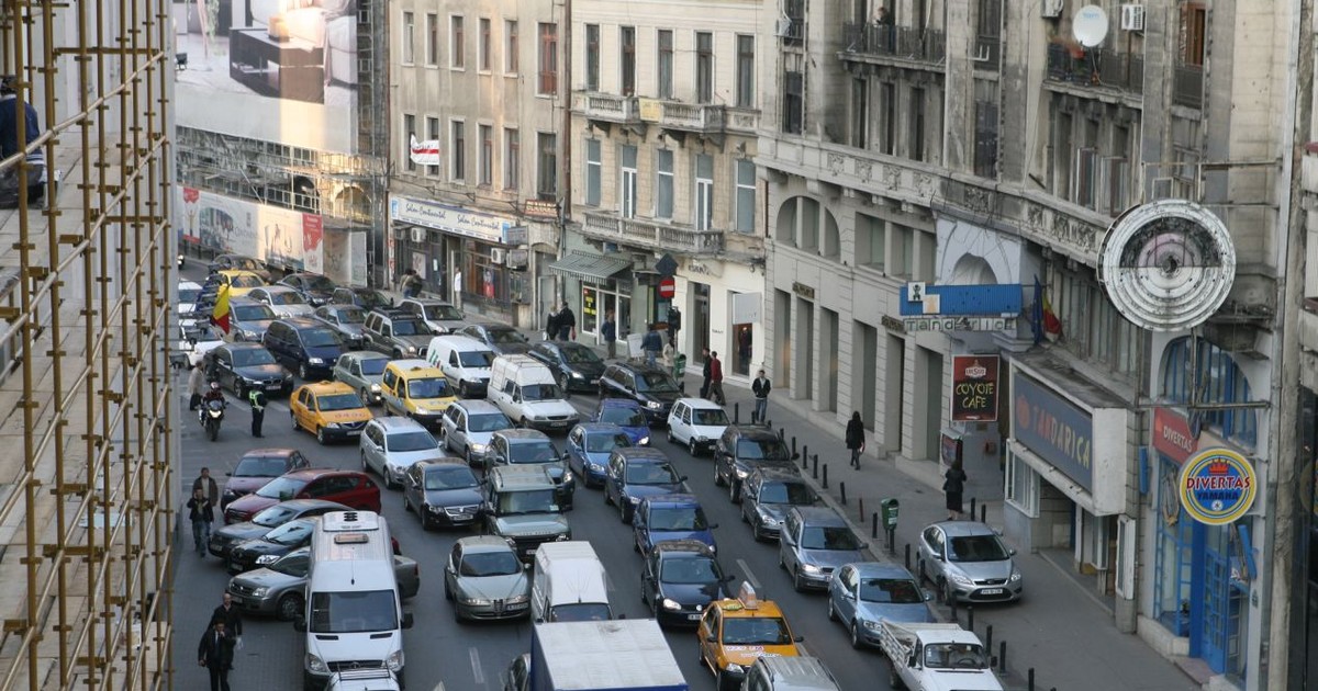 două clădiri din centrul Capitalei au fost văruite în alb şi roz