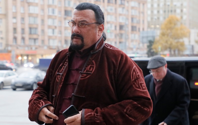 Steven Seagal îi vizitează pe separatiștii din Donbas, pentru a "schimba percepția" asupra războiului din Ucraina
