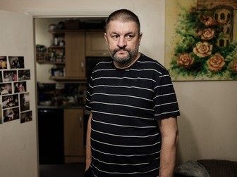 Cătălin, în livingul familiei din Rugby, UK