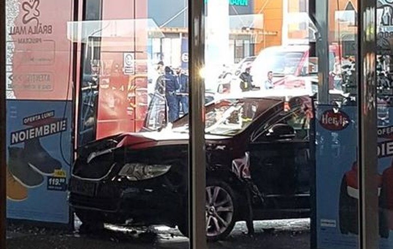 UPDATE: Atac în Brăila, soldat cu zece răniți! Un tânăr a intrat cu mașina în mulțime, după ce a înjunghiat un om