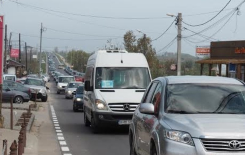 Cozi kilometrice de mașini la punctele de trecere a frontierei 