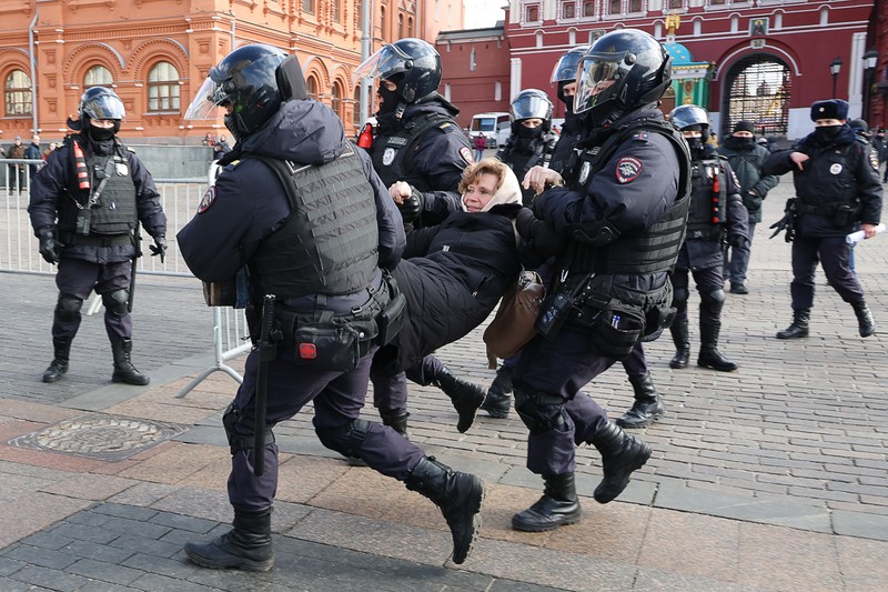 Polițiștii ruși rețin o femeie care participa la un protest neautorizat de susținere a Ucrainei, în Moscova, pe 24 februarie | Foto: Profimedia.