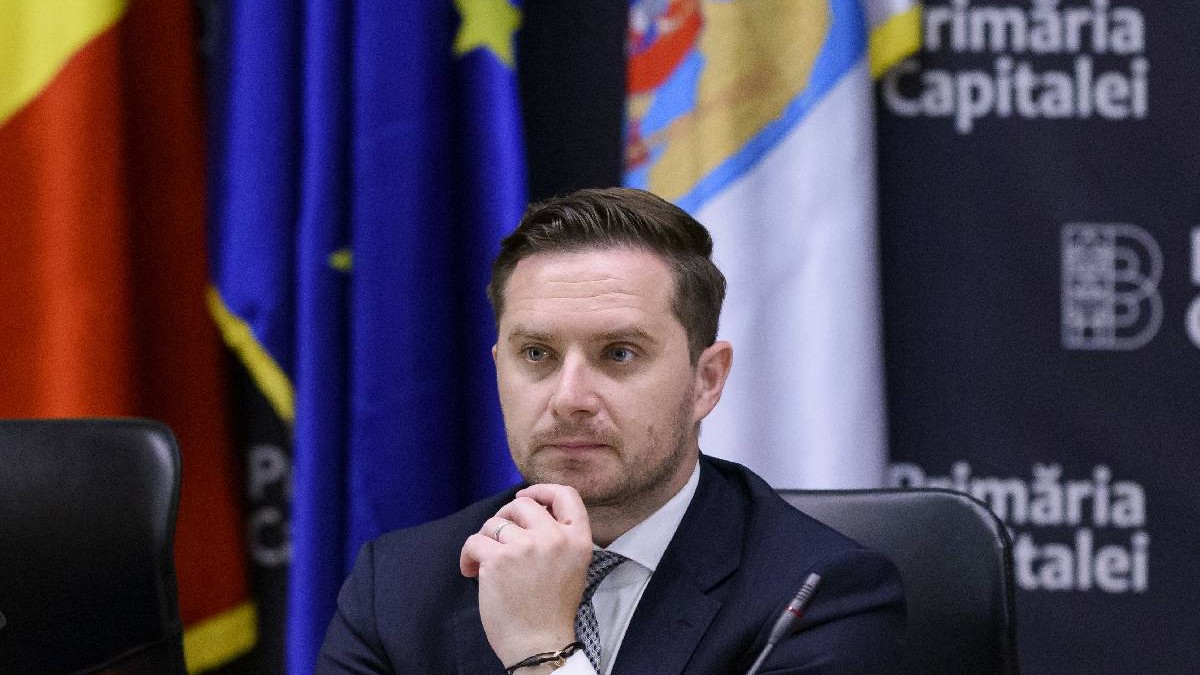 Primarul General al Capitalei, Stelian Bujduveanu, așezat la birou, în sediul Primariei Capitalei