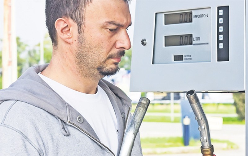 Benzina şi euro ne ard la buzunare