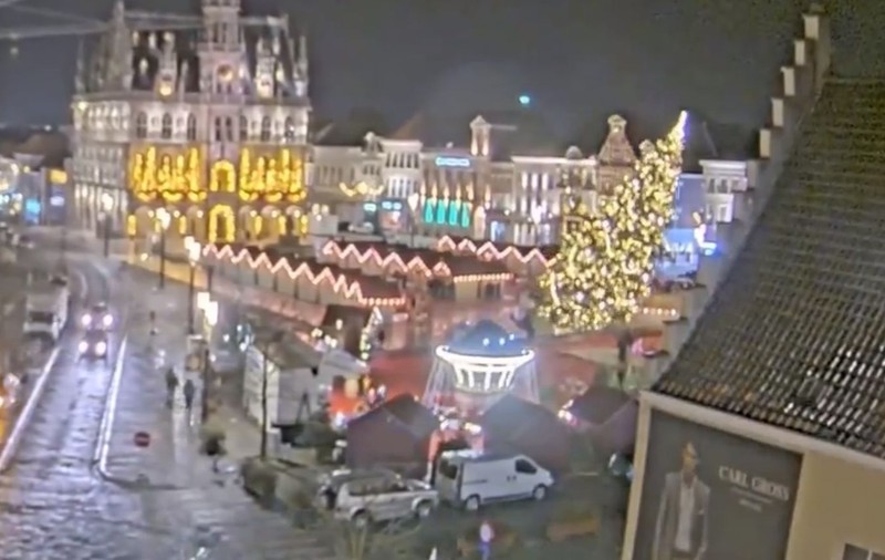 O femeie a murit după ce bradul de Crăciun dintr-un oraș belgian a căzut peste ea | VIDEO