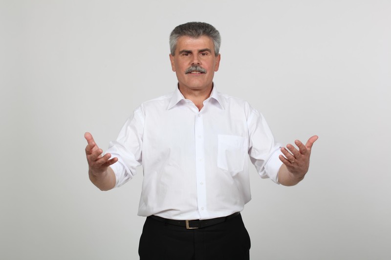 Primarul Mihăiţă Negură, de la PNL, obligă pieţarii să poarte mască şi mănuşi de protecţie