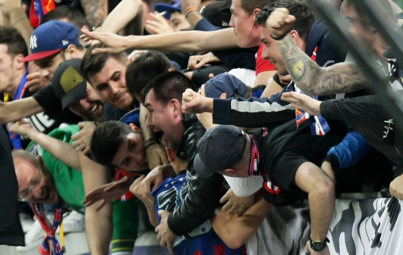 GALERIE FOTO / Suporteri campioni! Fanii s-au înghesuit să-i vadă pe stelişti la antrenament