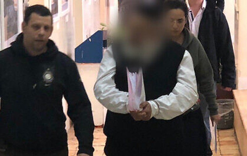 VIDEO | Zeci de femei și copii, ținuți precum sclavii de un lider de cult din Israel