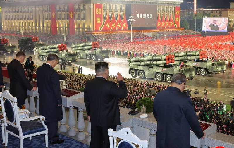 Kim Jong-un prezintă o nouă armă hipersonică și un ICBM modernizat la parada de la Phenian