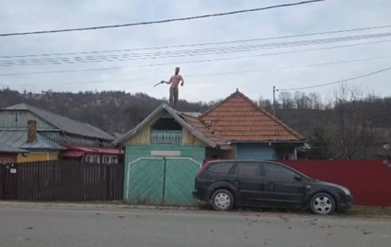 Un tânăr beat de supărare, urcat pe un acoperiș, i-a rugat pe polițiști să îi pună o melodie, după ce a aruncat cu țigle în ei, în Bacău | VIDEO