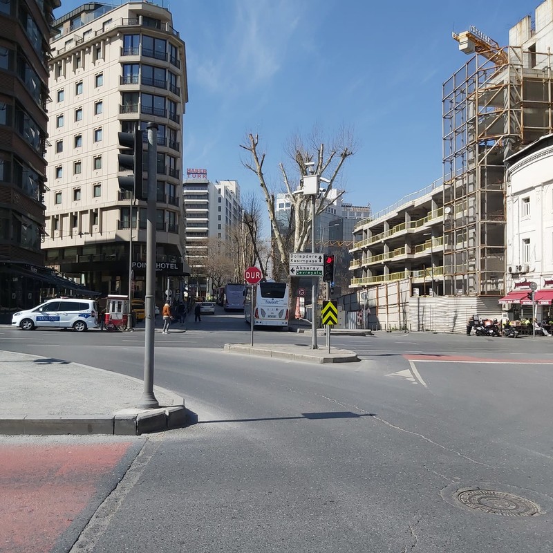 În vremuri normale, din acest punct al Pieței Taksim, autocarele cu turiști plecau spre aeroporturi