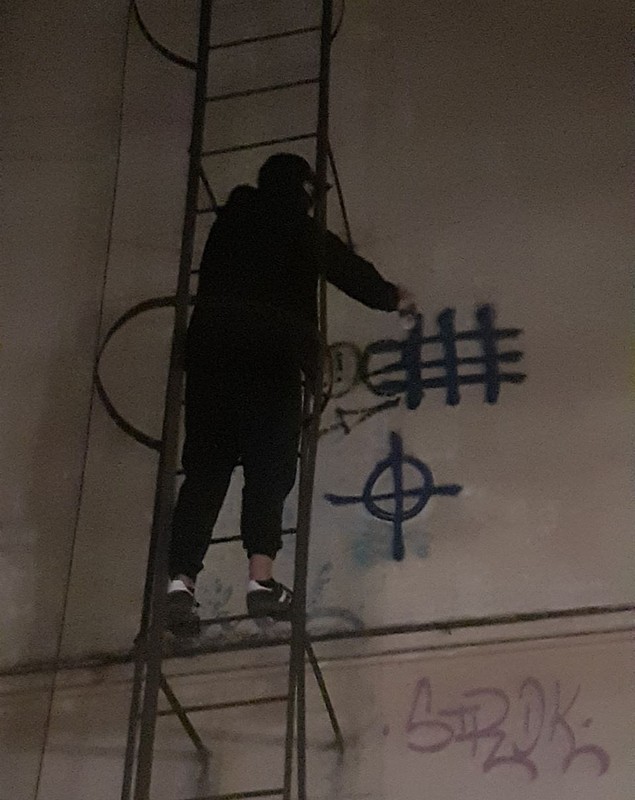 Concerte extremiste, „moartea homosexualilor” și amenințări pentru un colaborator Libertatea pe zidurile din Capitală