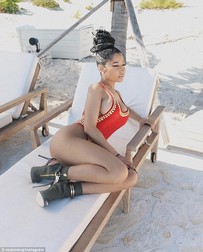 Nicki Minaj a pozat sexy pe plajă