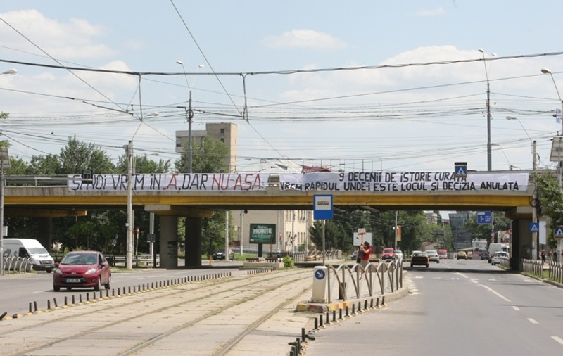 Fanii Rapidului au afişat bannere de protest pe Podul Grant | FOTO