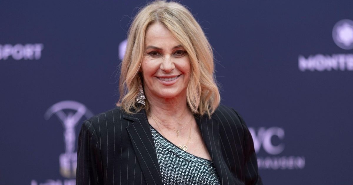 Nadia Comaneci a participat la Photocall „Laureus World Sports 2025” la Galería de Cristal pe 21 aprilie 2025 în Madrid, Spania. În imagine poartă un sacou negru si un top asimetric gri