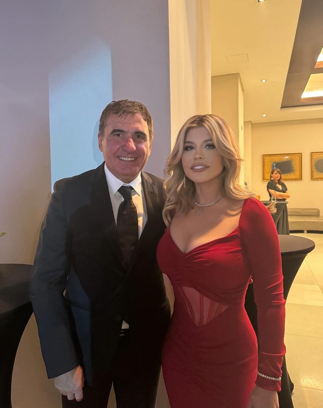 Cum s-a pozat Loredana Groza alături de Gheorghe Hagi la dineul Generației de Aur. Ținuta cântăreței a atras atenția