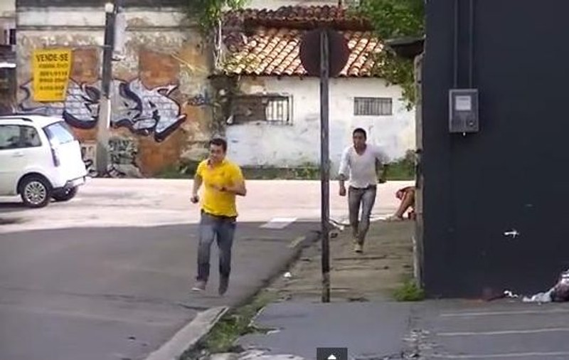 Filmul ăsta face RAVAGII pe INTERNET! Uite-i pe nefericiţii ăştia cum fug fără să ştie de ce! | VIDEO
