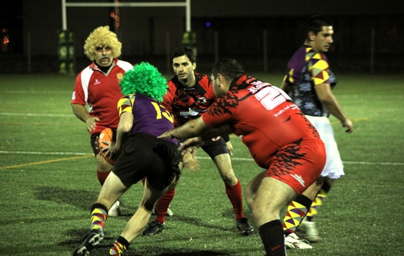 FOTO Arlechinii şi Dracula Old Boys au jucat un meci de rugby cu ocazia Halloween. În goană după un dovleac oval
