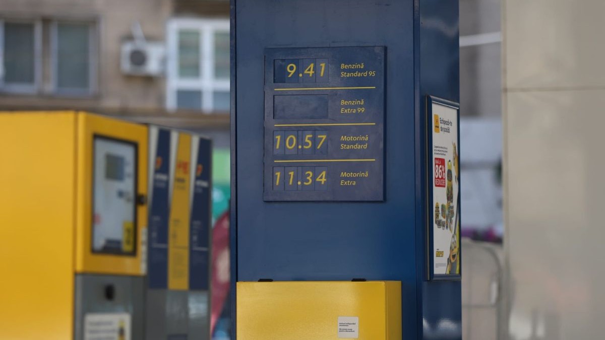 Prețuri la benzină și motorină afișate la o stație Petrom din București, 2 august 2026