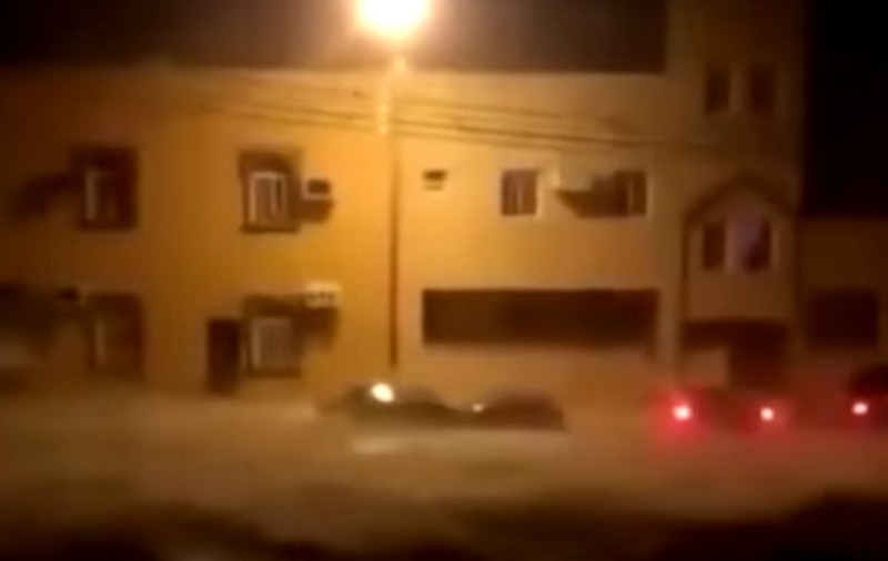 Un ciclon a ridicat valuri de 12 metri în Oman. Vântul a suflat  cu 170 de kilometri la oră. |VIDEO