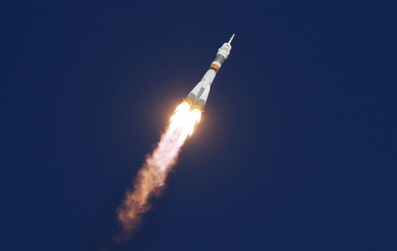 FOTO | Momentul emoționant în care cei doi astronauți din racheta Soyuz, defectată în zbor, și-au revăzut familiile