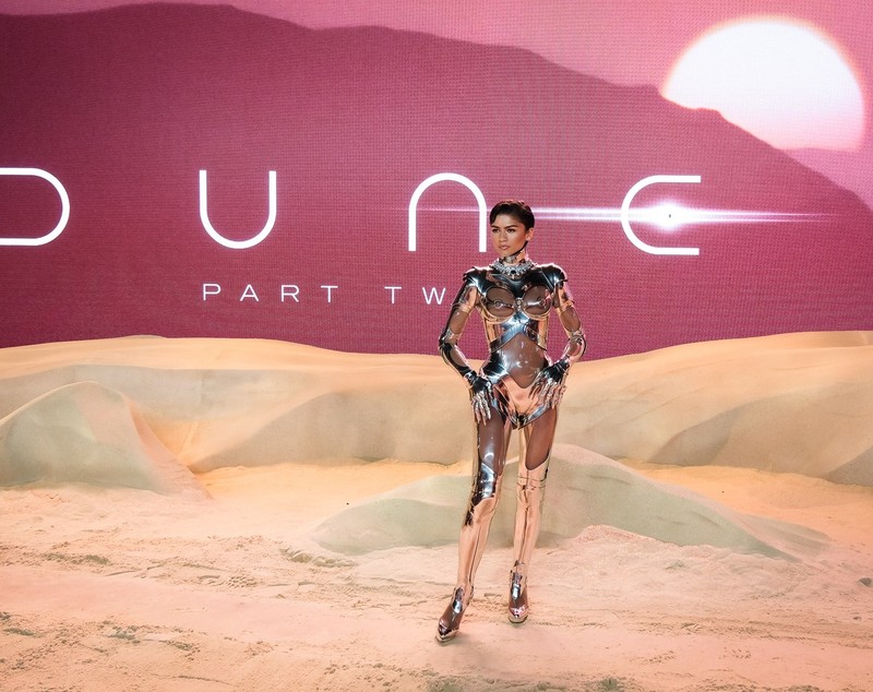 Zendaya, apariție excentrică într-un costum metalic. Ținuta actriței de la premiera filmului „Dune 2” e creată în 1995