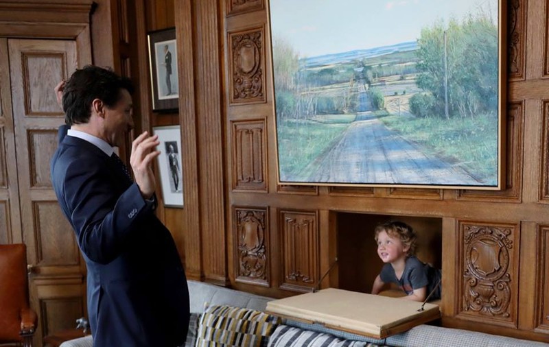 Justin Trudeau a fost vizitat de fiul său la birou. Fotografiile au devenit virale