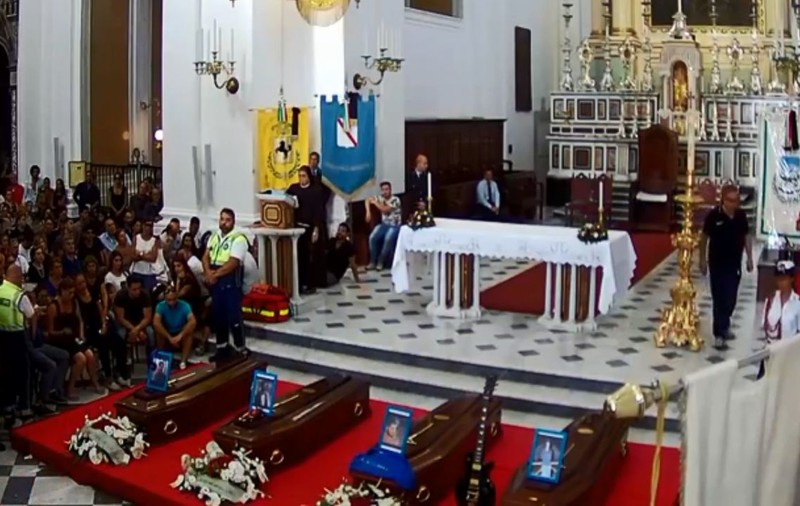 FOTO & VIDEO | Mii de oameni au asistat la înmormântarea unor tineri care au pierit în tragedia din Italia. Familiile lor boicotează funeraliile de stat