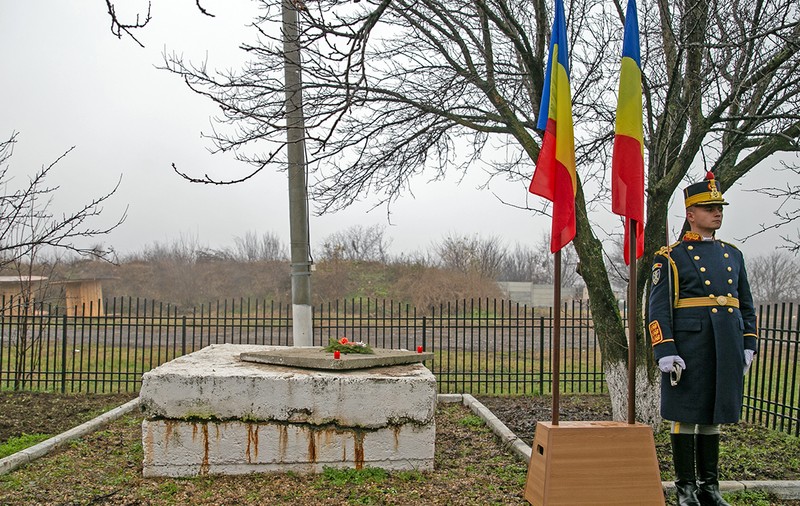 „Mormântul” din gura de canal. Rudele eroilor retrăiesc durerea la locul în care a fost aruncată cenușa trupurilor furate de la morga din Timișoara. „Măcar să se mai liniștească morții până vor fi găsiți vinovații”