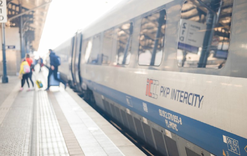Un contrabas, o trotinetă electrică sau o mașină de scris veche: lucrurile pe care și le-au uitat călătorii în tren, în Polonia
