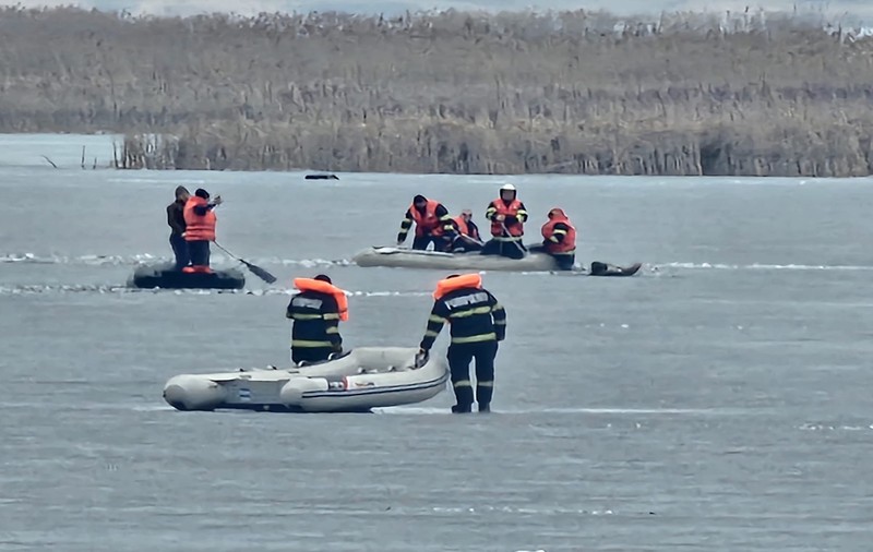 S-a rupt gheața sub trei pescari, pe Siret, la Rogojești, în județul Botoșani. Imagini cu operațiunea de salvare