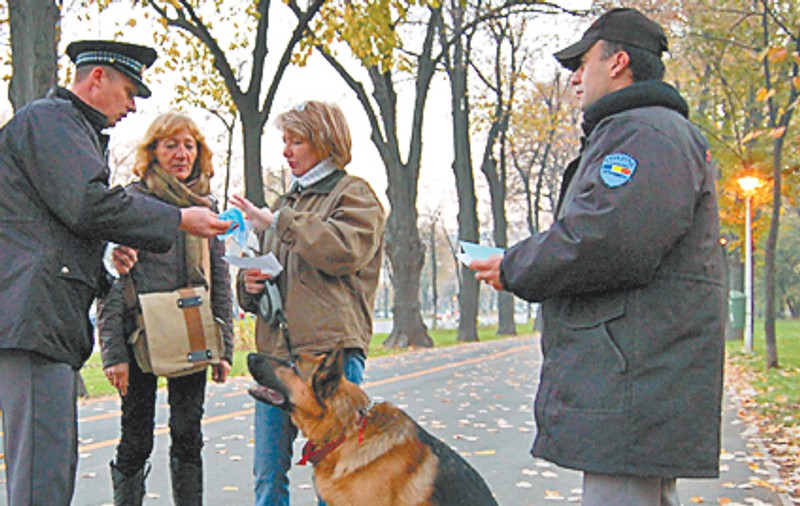 Strângeţi fecalele sau primiţi amendă