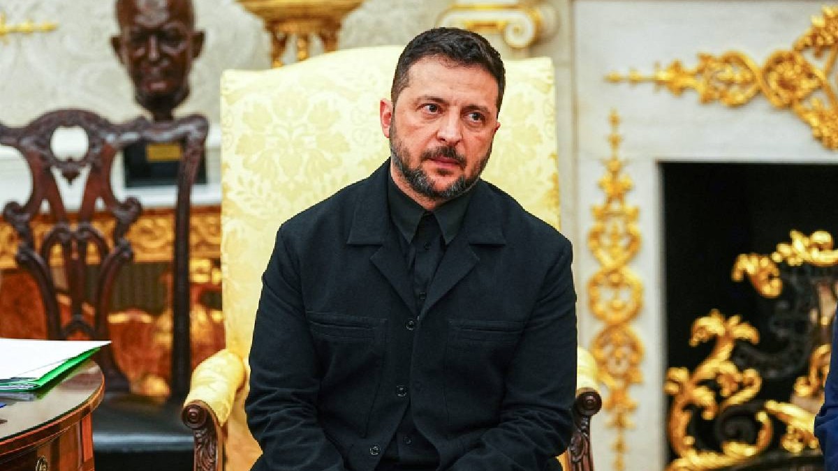 Volodimir Zelenski, îmbrăcat în costumul negru care a făcut furori, așezat pe un scaun din Biroul Oval de la Casa Albă