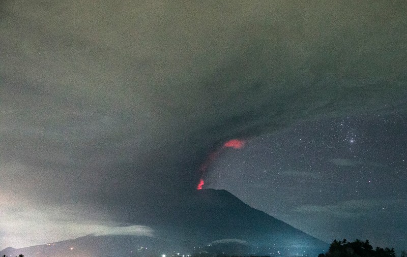 VIDEO| Zeci de mii de locuitori evacuați în urma erupției vulcanului Agung din Bali