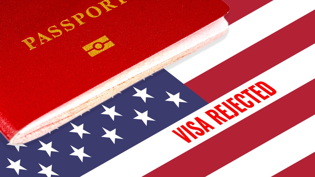 steag statele unite ale americii pe care scrie viza refuzata si un pasaport