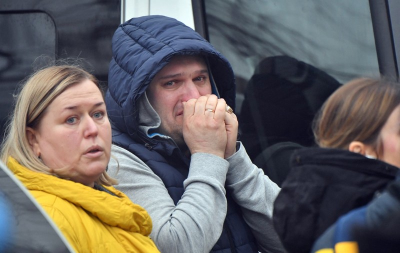 Imagini copleșitoare cu tatăl care plânge în hohote, după ce a aflat că soția și fiica lui au murit în grădinița din Brovarî