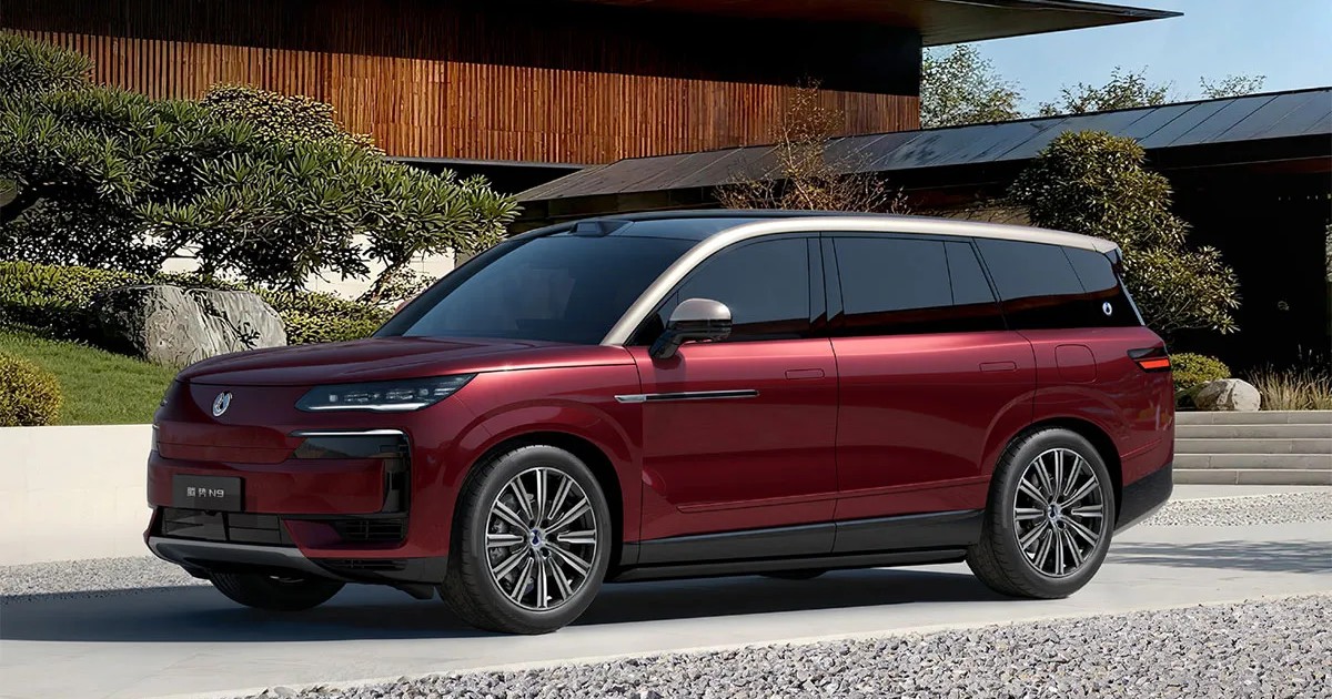 Mașina Denza N9, un SUV roșu