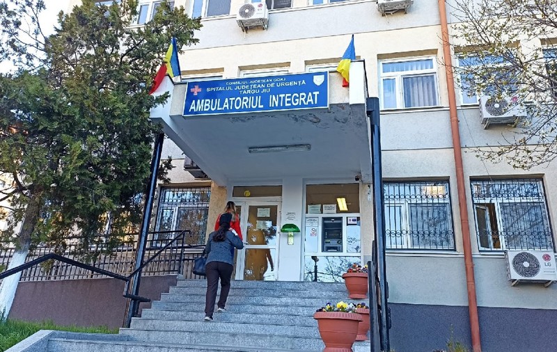 O fetiță de 3 ani a murit la spitalul din Târgu Jiu, iar medicii cred că a înghițit medicamentele surorii sale, care are autism