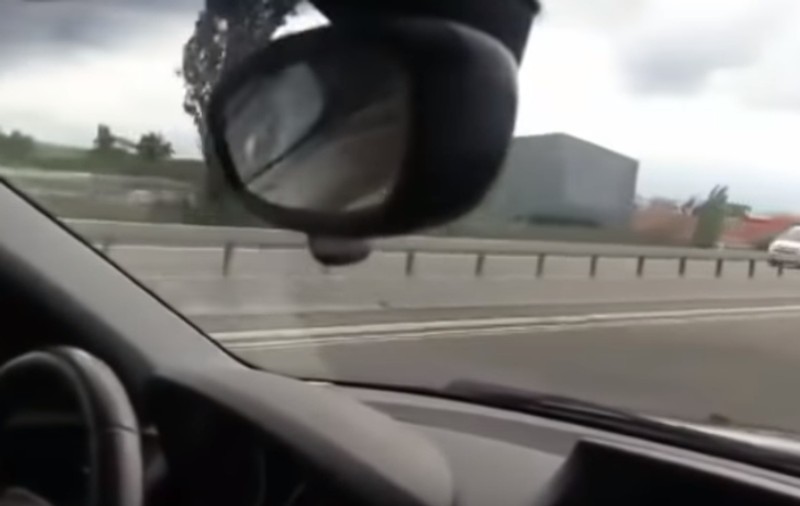 VIDEO | Un șofer a încremenit când a văzut cine l-a depășit pe stradă