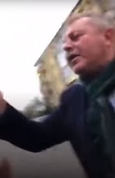 Primarul Mădălin Teodorescu, filmat înainte de a-l lovi pe tânăr / sursă foto: captură video Facebook