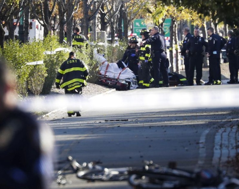FOTO&VIDEO/ Atac terorist în New York, soldat cu opt morți. Un șofer a lovit cu o camionetă mai mulți bicicliști