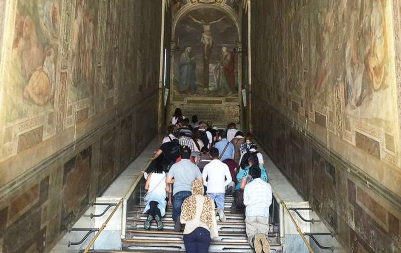 Papa Francisc a inaugurat ”Scara Sfântă” din Roma, deschisă pentru prima dată după 300 de ani