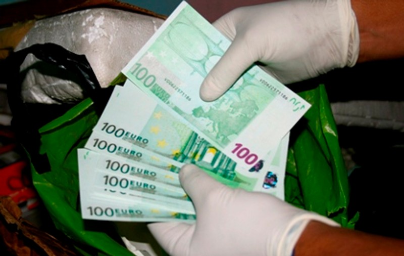 Arestată în Italia pentru posesie de bani falşi