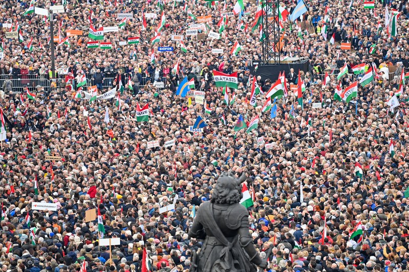O vastă mulțime se adună să asculte discursul lui Viktor Orban, în Budapesta, de „Ziua Maghiarilor de Pretutindeni", pe 15 martie 2022. Foto: EPA