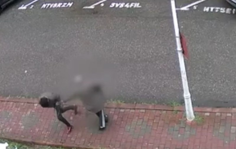 Femeie de 77 de ani, jefuită în plină zi, pe o stradă din Piatra-Neamț. Momentul, surprins de camerele de supraveghere. VIDEO