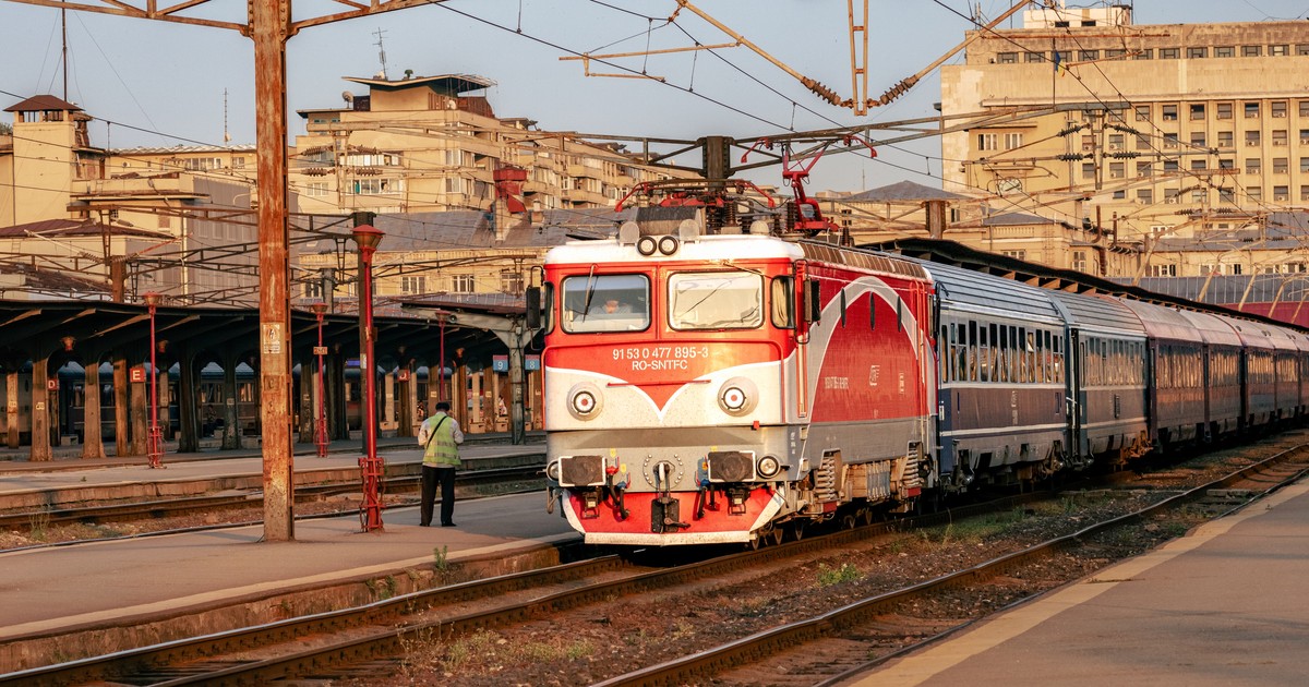 Tren al CFR Călători plecând din Gara de Nord din București Foto: Shutterstock