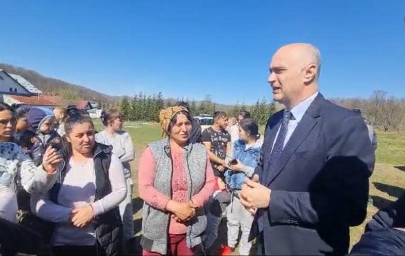 Localnicii dintr-un sat din Argeș și-au împărțit un teren public, după ce un politician le-a promis „pământ gratuit” în schimbul votului. Ce a urmat